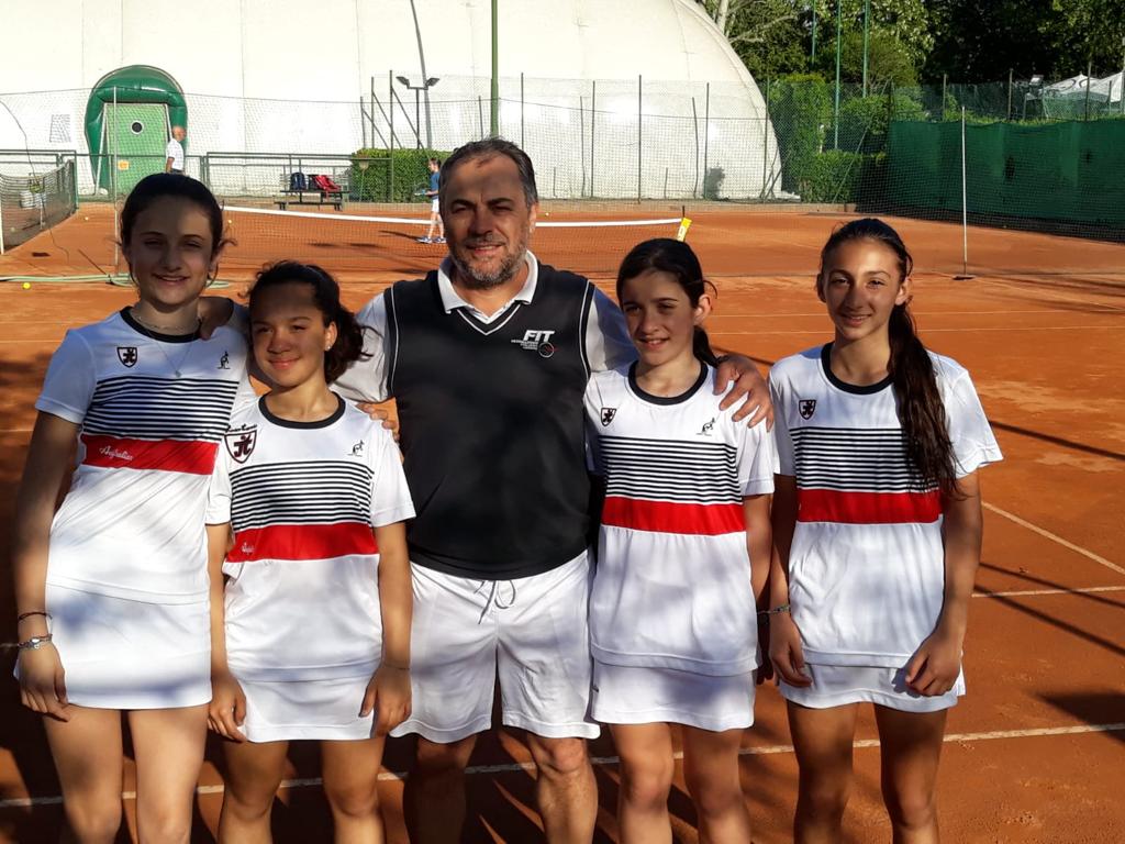 PHOTO-2019-05-06-15-04-51 squadra under 12 femminile junior tennis milano 2019